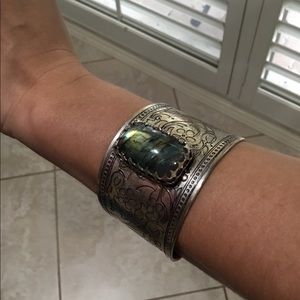 High quality bracelet with beautiful stone
